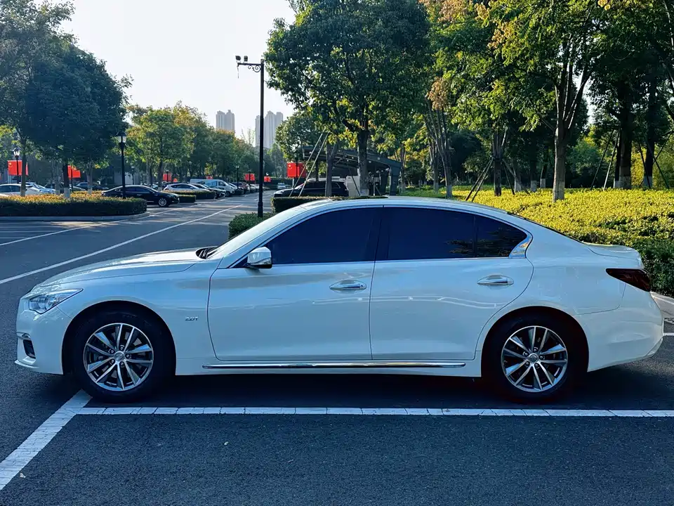Infiniti Q50L