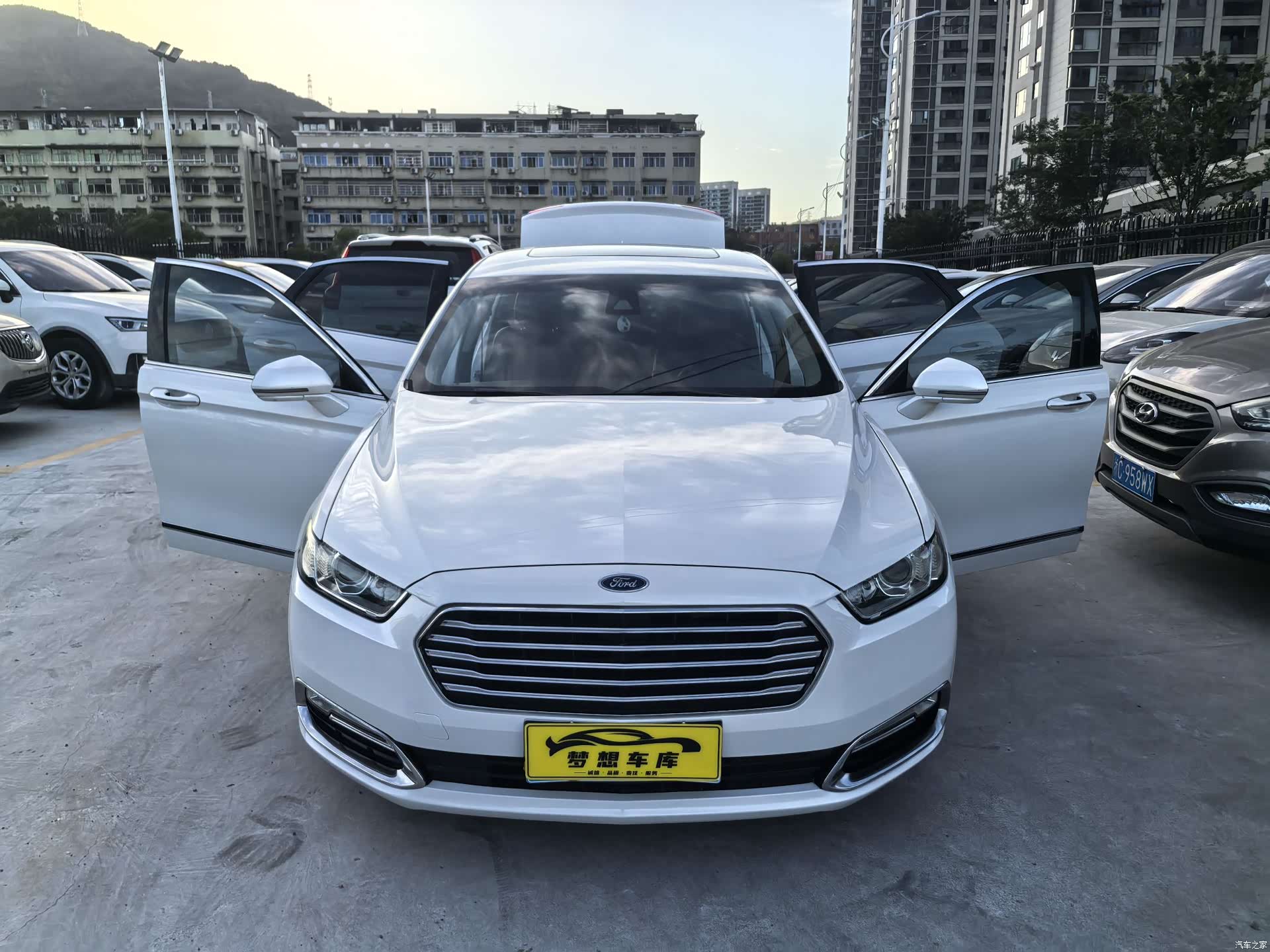 Ford Taurus, 2017 7