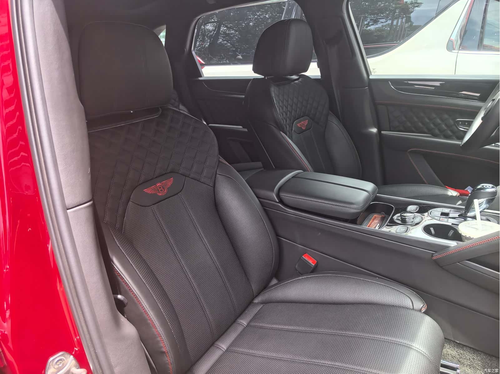 Bentley Bentayga, 2023 10