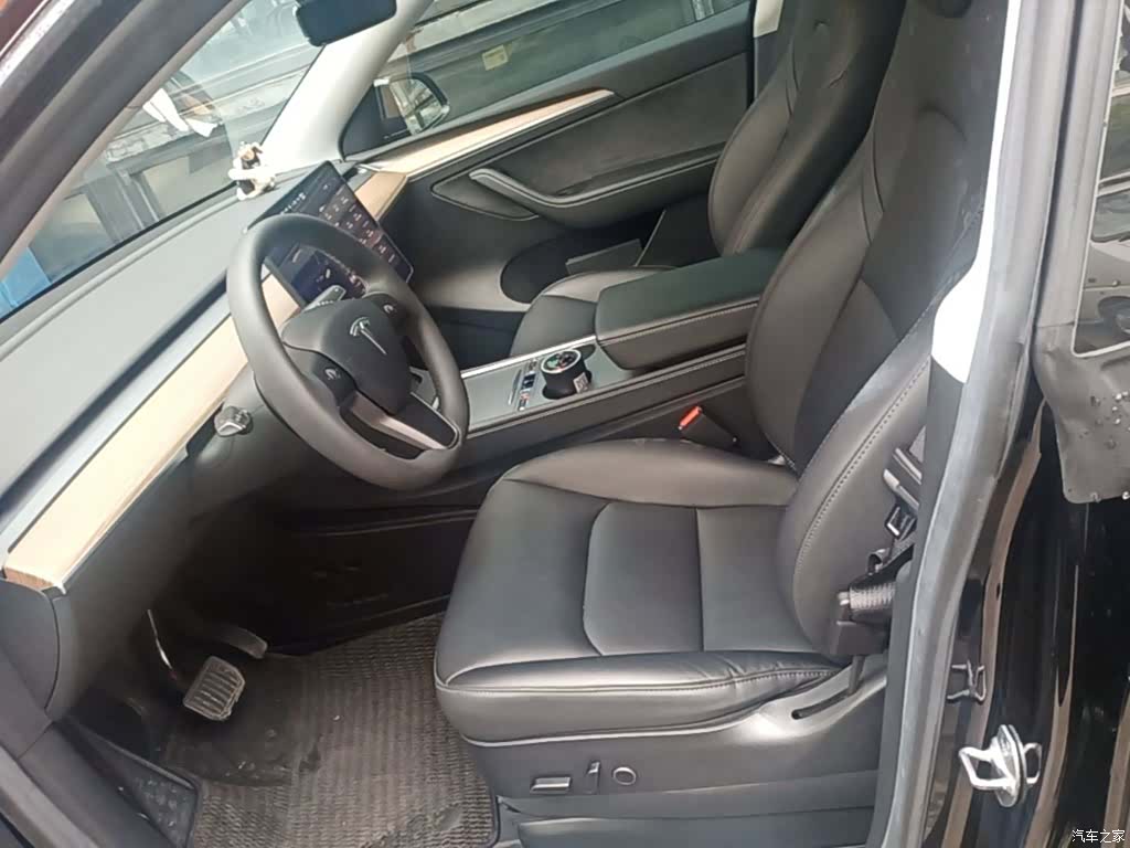 Tesla Model Y, 2023 15
