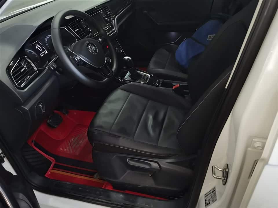 Volkswagen T-ROC exploring Songs