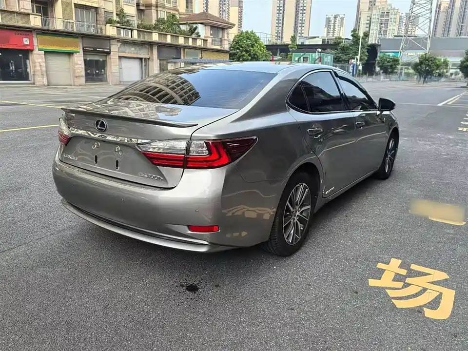 Lexus ES