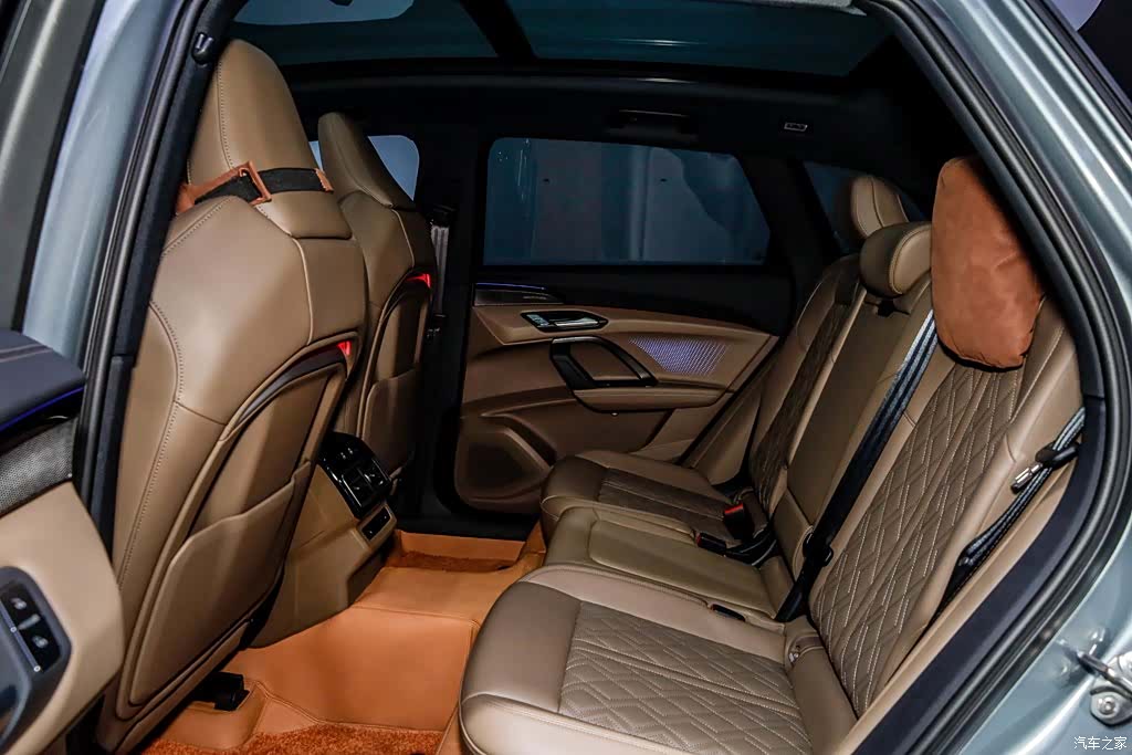 Audi Q5L, 2026 10