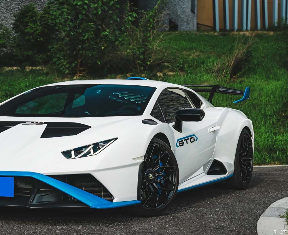 Lamborghini Huracán, 2023 все фото