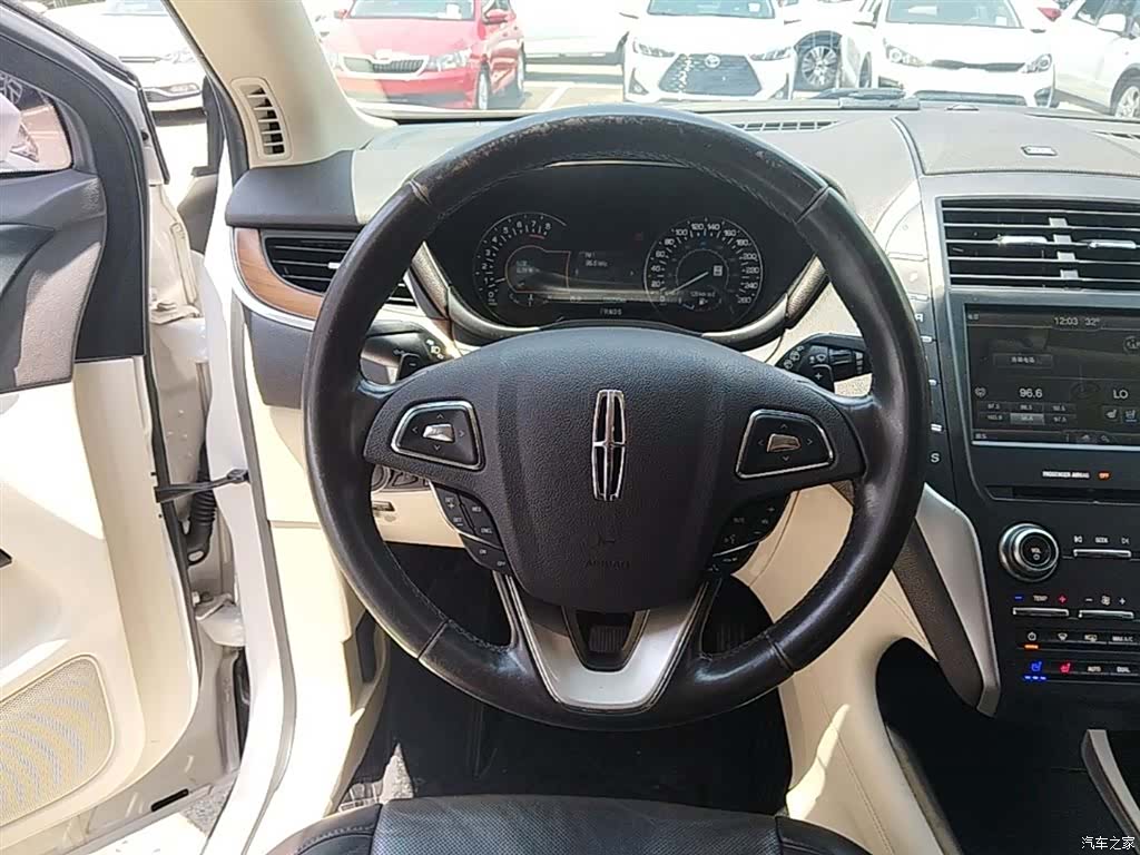 Lincoln MKC, 2016 11
