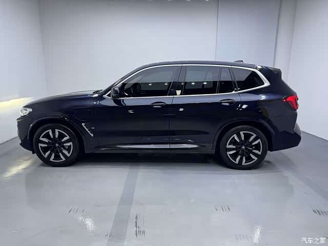 BMW iX3, 2023 все фото