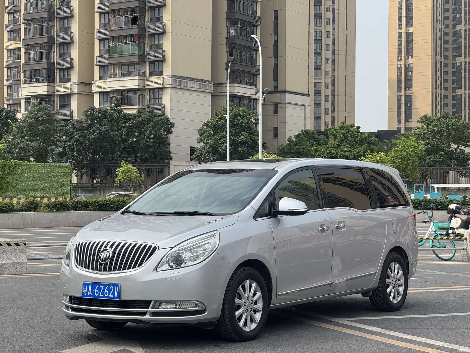 Buick GL8, 2011 1