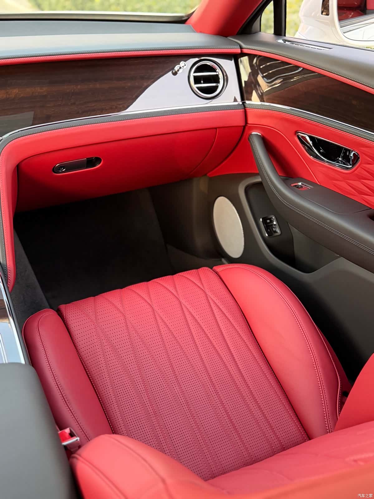 Bentley Flying Spur, 2023 27