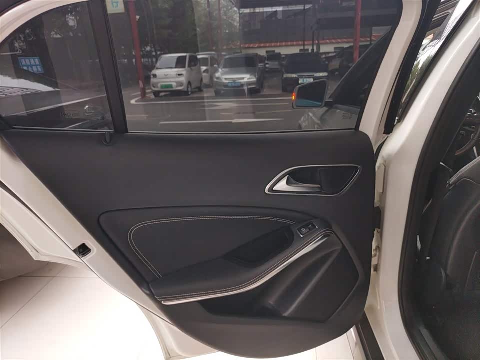Mercedes-Benz GLA Mercedes-Benz GLA