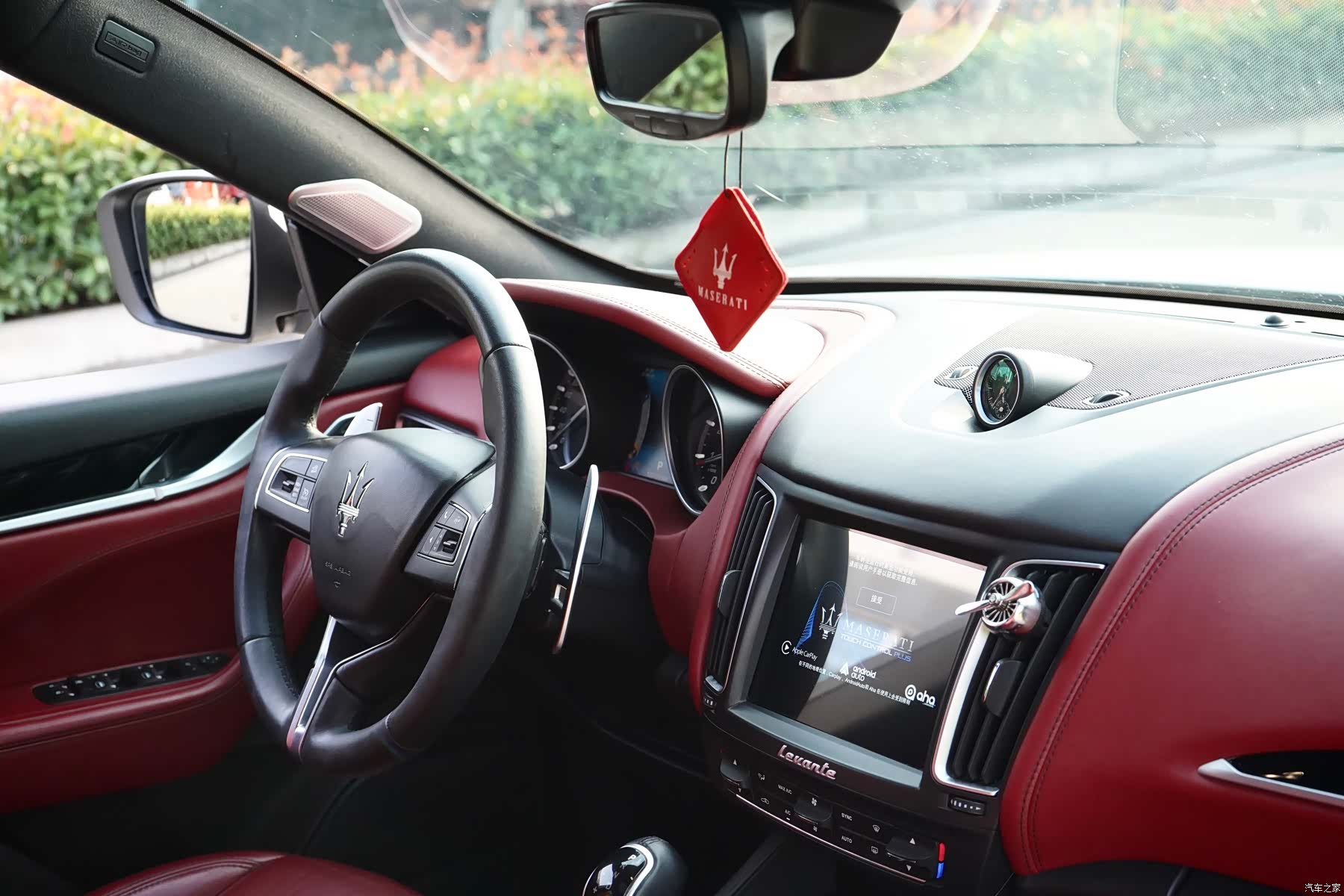 Maserati Levante, 2017 все фото
