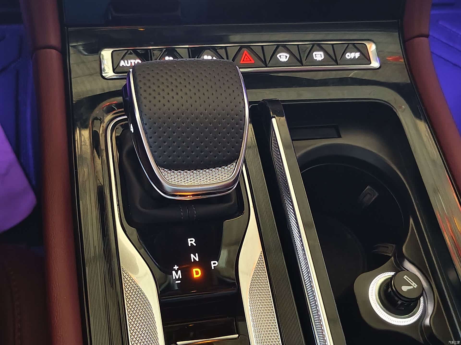 Hongqi H5, 2025 6