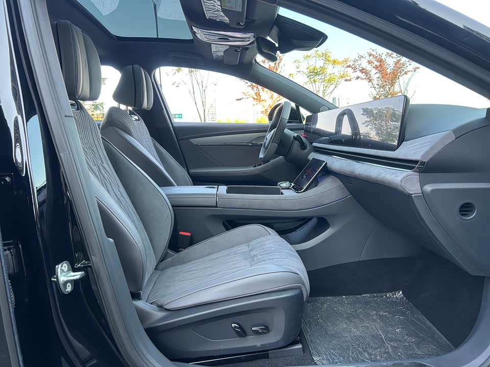 VOYAH Lantu chasing light