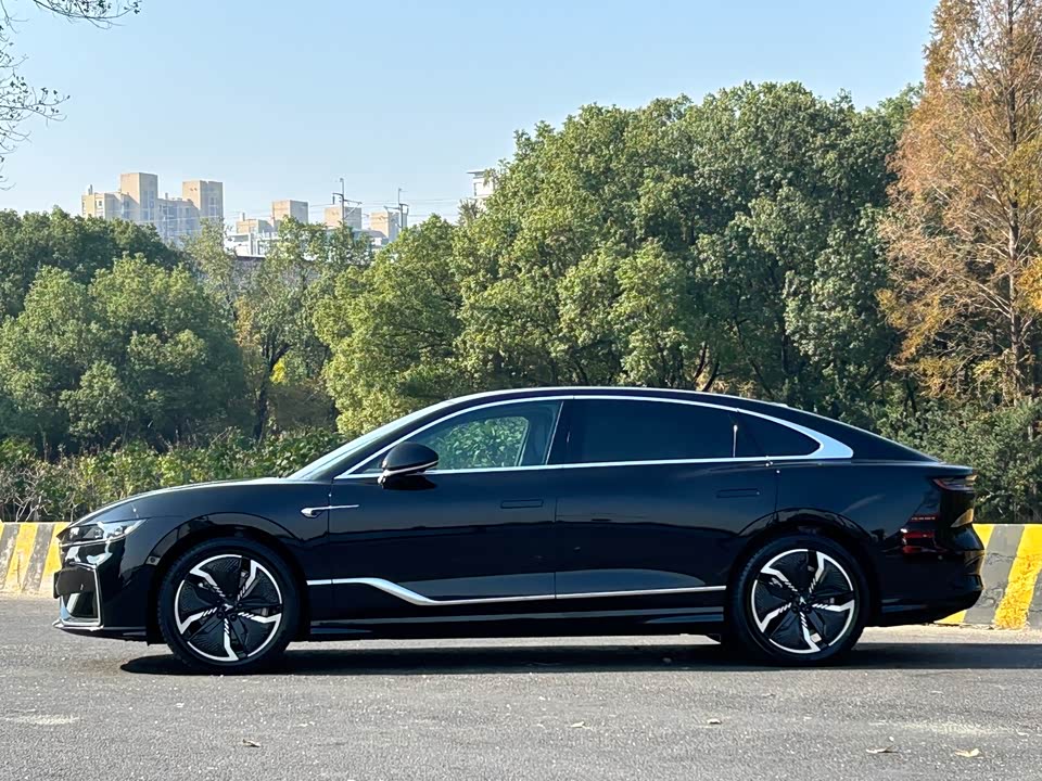 VOYAH Lantu chasing light