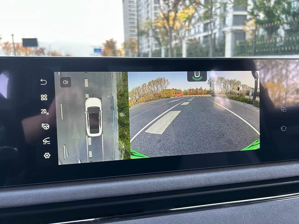 VOYAH Lantu chasing light