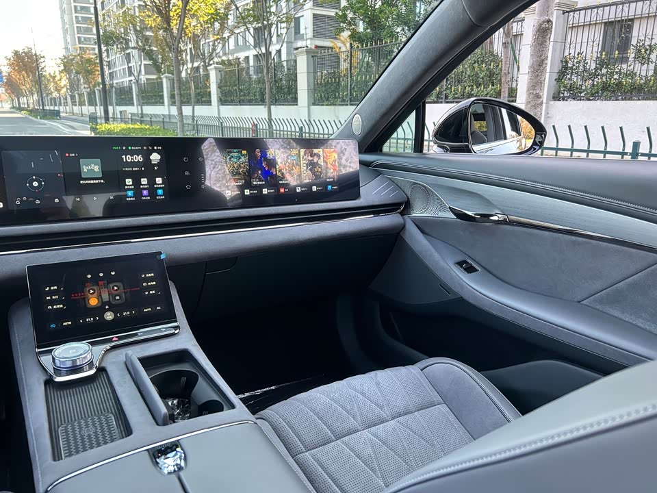 VOYAH Lantu chasing light