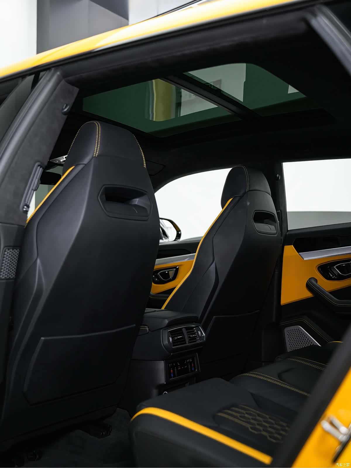 Lamborghini Urus, 2023 18