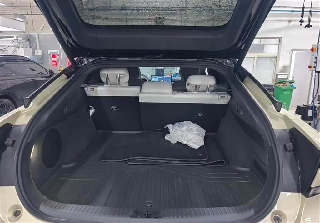 Xpeng P7, 2025 11