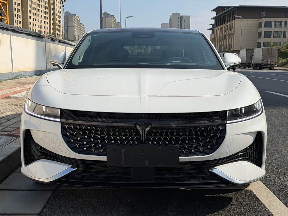 VOYAH Lantu chasing light