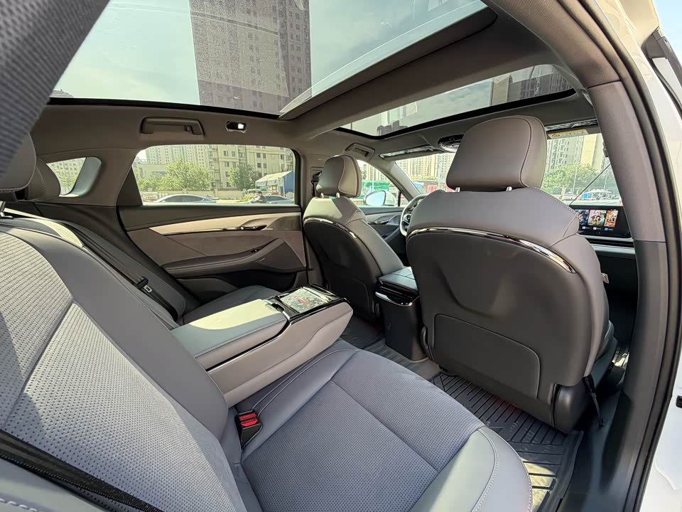 VOYAH Lantu chasing light