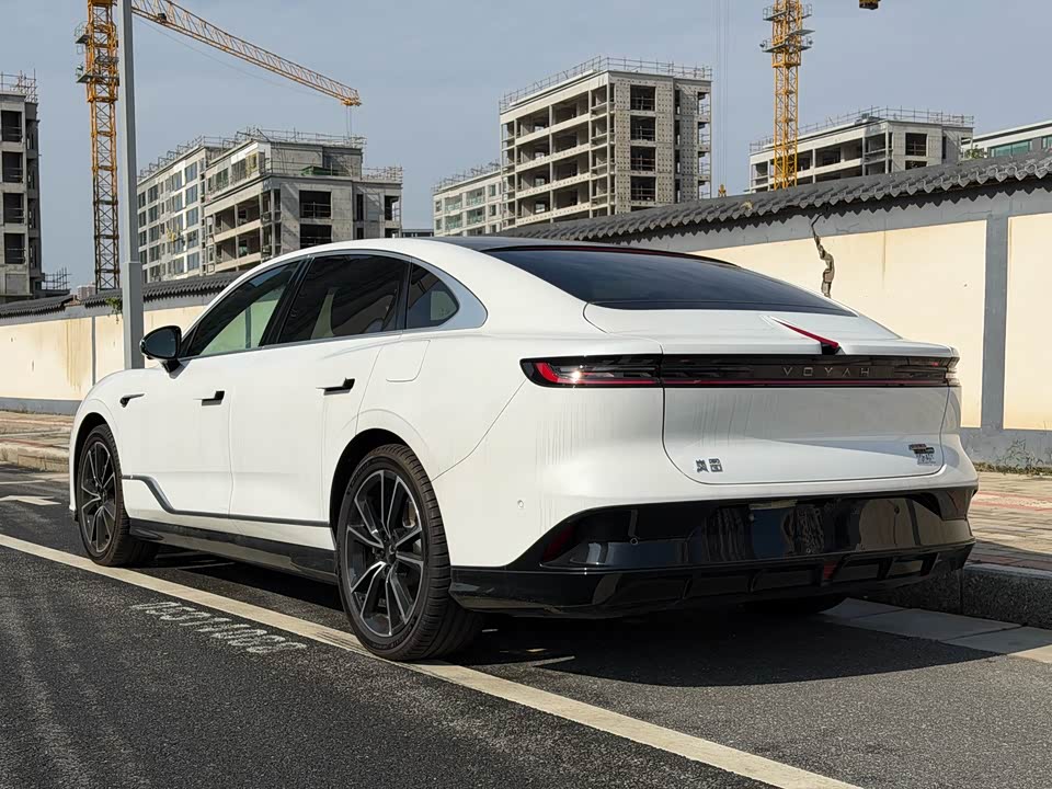 VOYAH Lantu chasing light