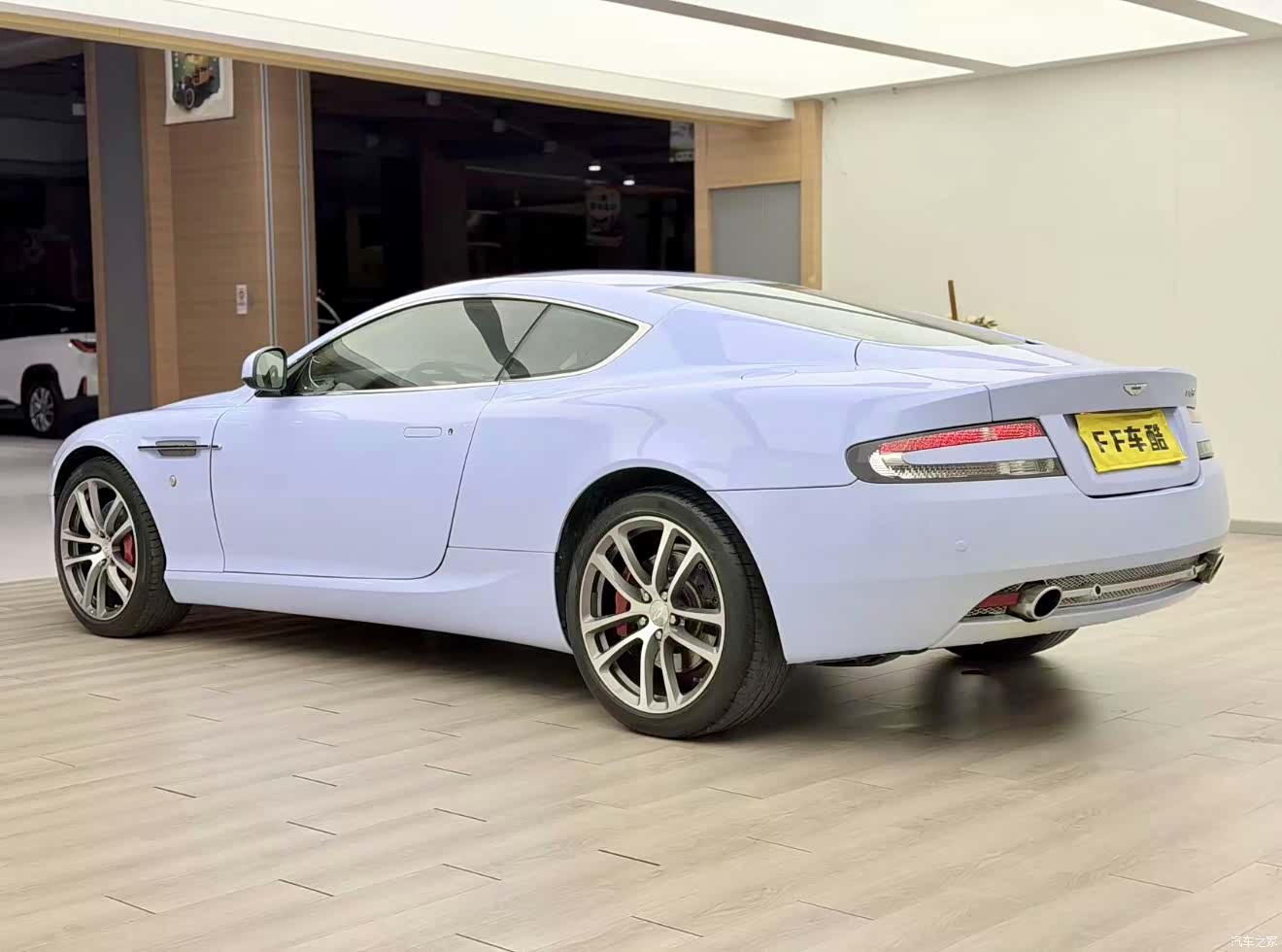 Aston Martin DB9, 2011 4