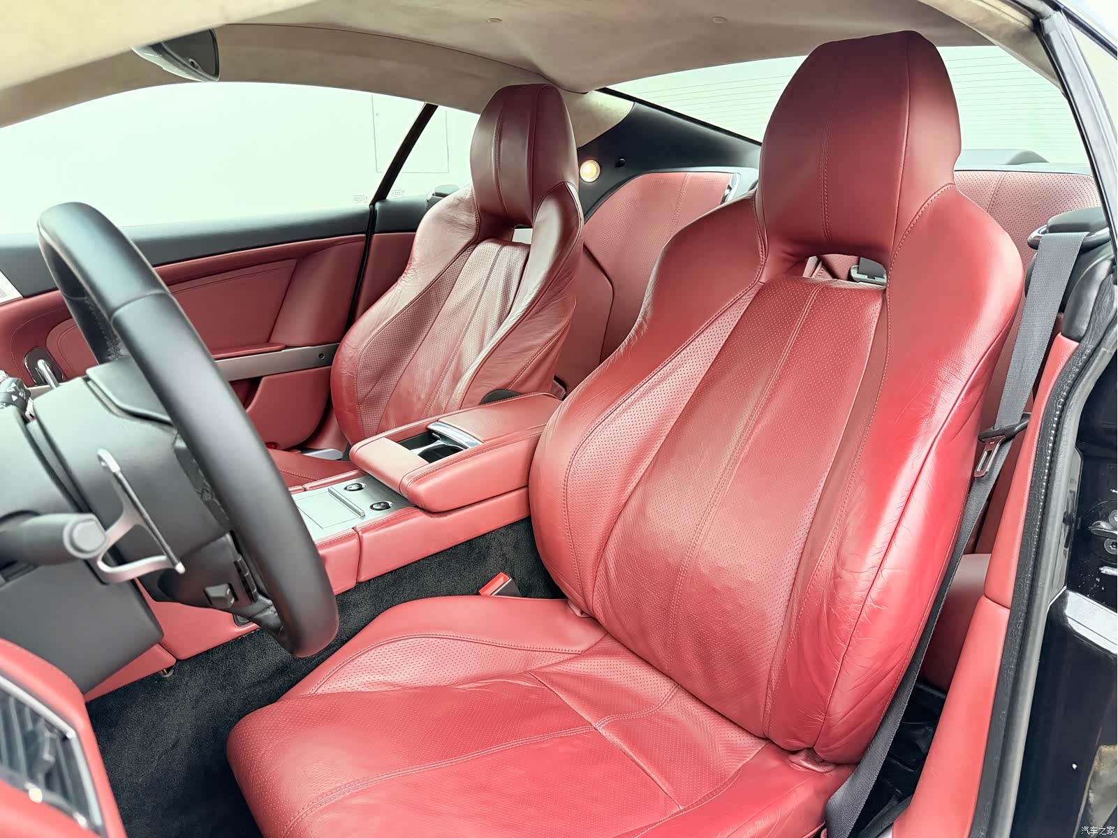 Aston Martin DB9, 2011 20