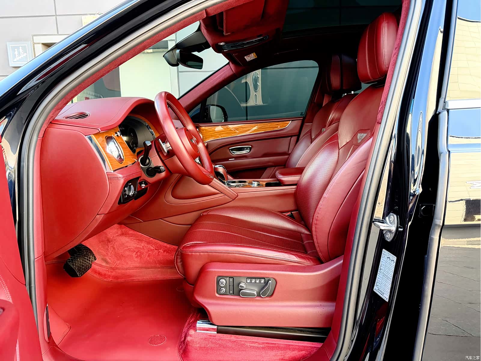Bentley Bentayga, 2021 25
