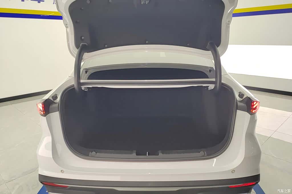 Geely Galaxy L6, 2023 4