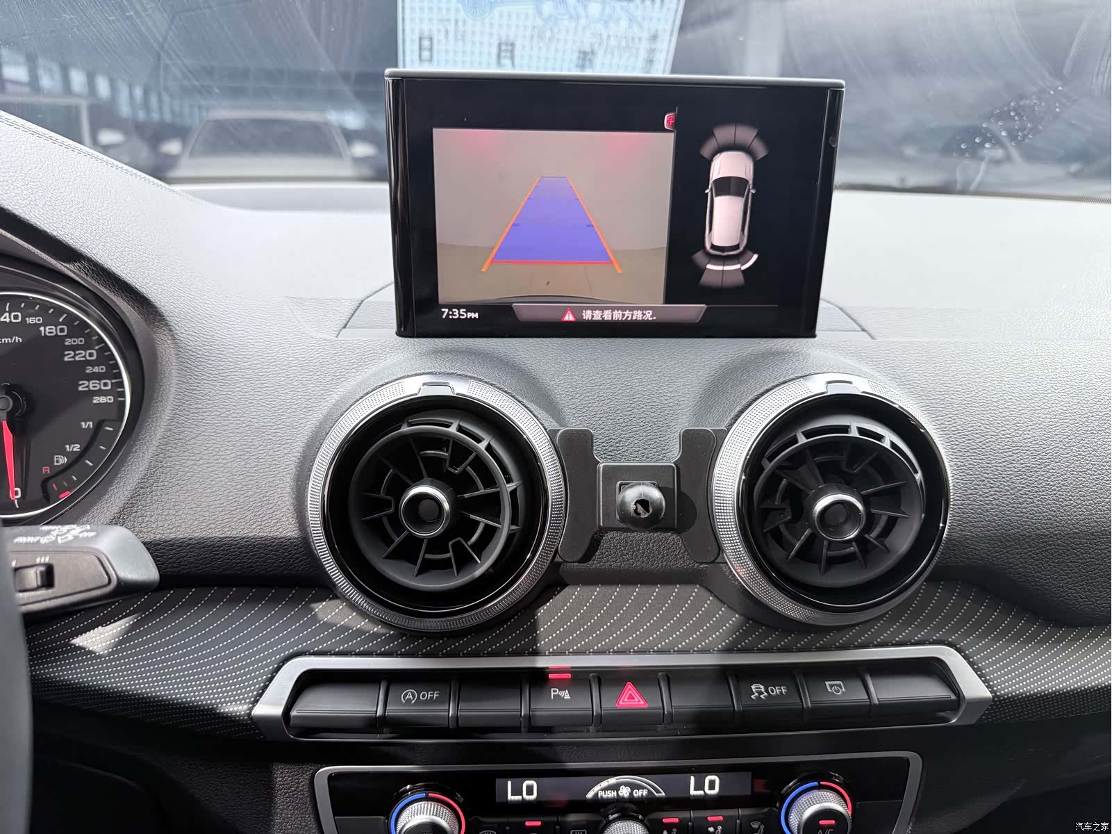 Audi Q2L, 2023 13