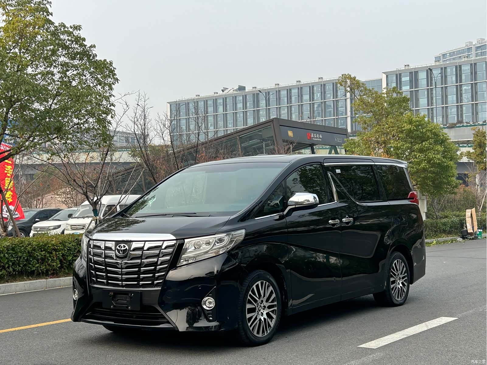 Toyota Alphard, 2017 1