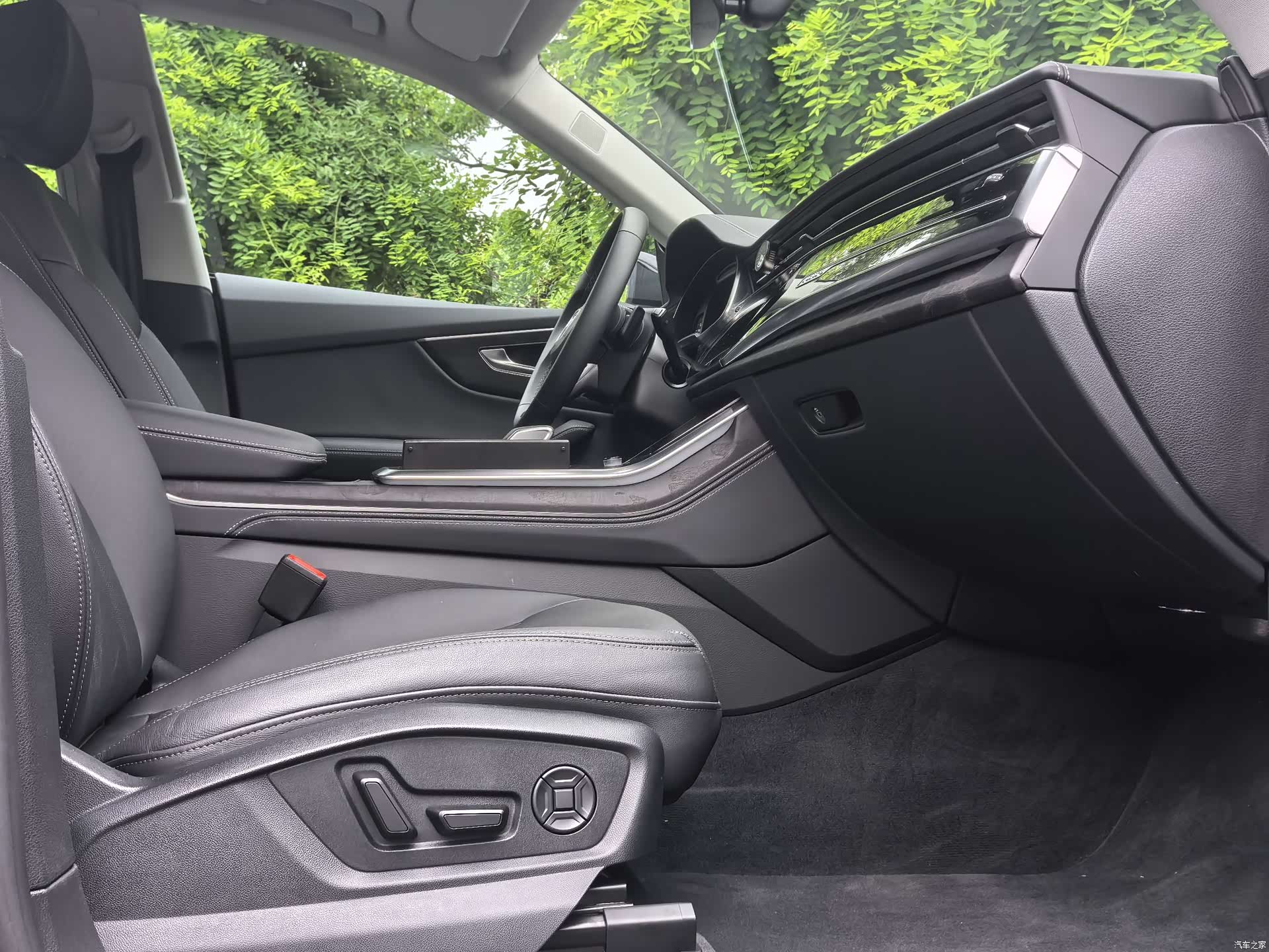 Audi Q8, 2025 10