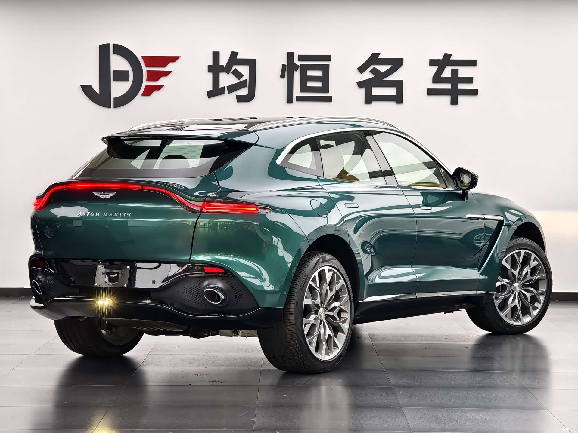 Aston Martin DBX, 1900 2