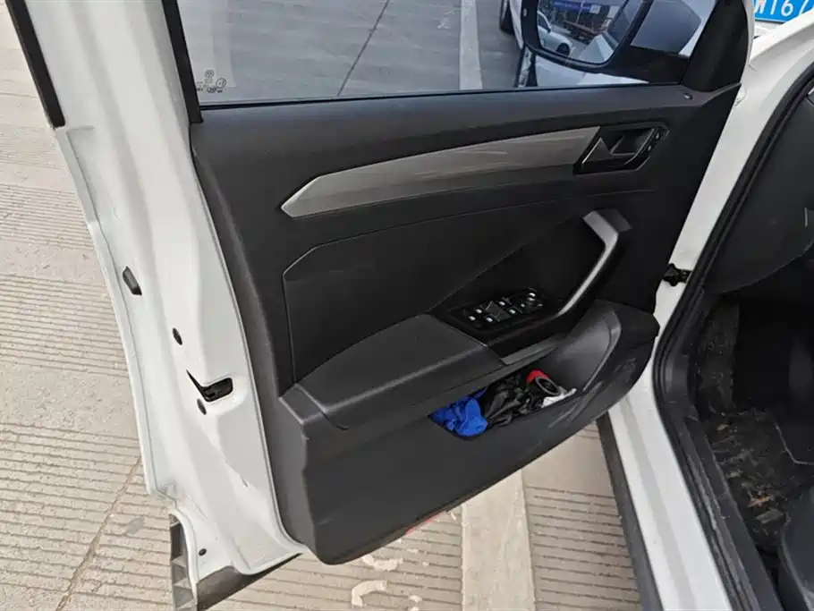 Volkswagen T-ROC exploring Songs