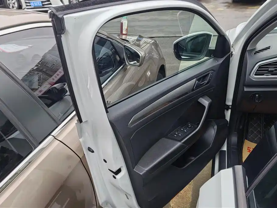 Volkswagen T-ROC exploring Songs