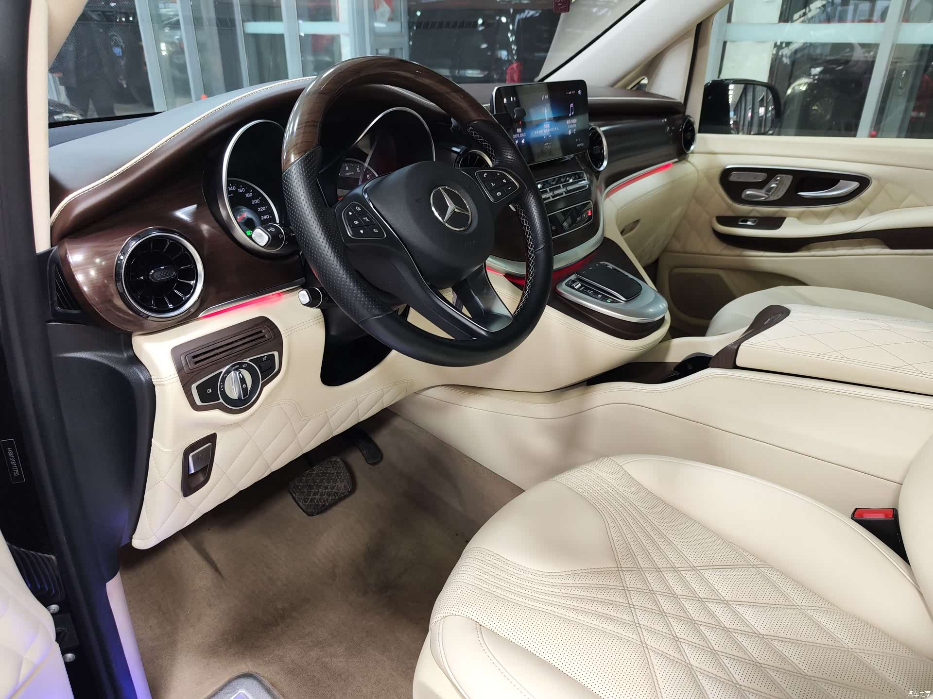 Mercedes-Benz V-Class, 2021 14