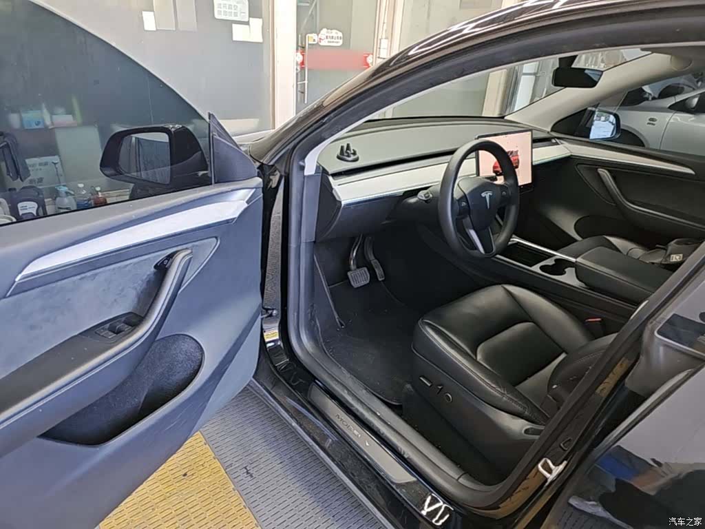 Tesla Model Y, 2023 16