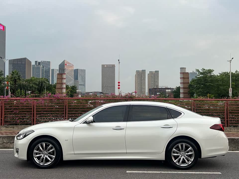 Infiniti Q70 Infiniti Q70