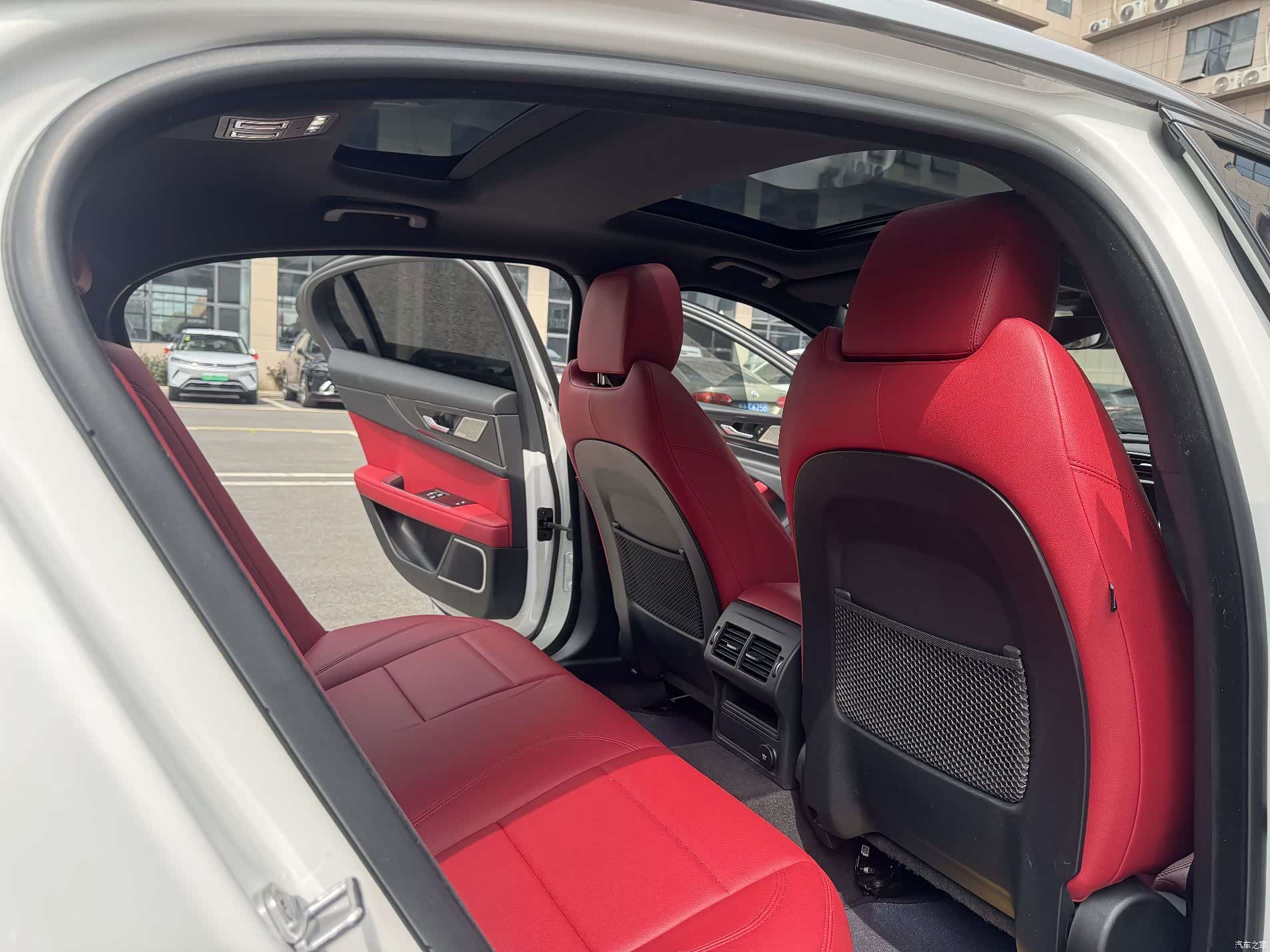 Land Rover XEL, 2020 10