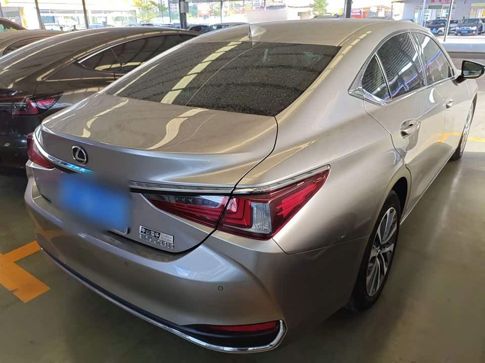 Lexus ES