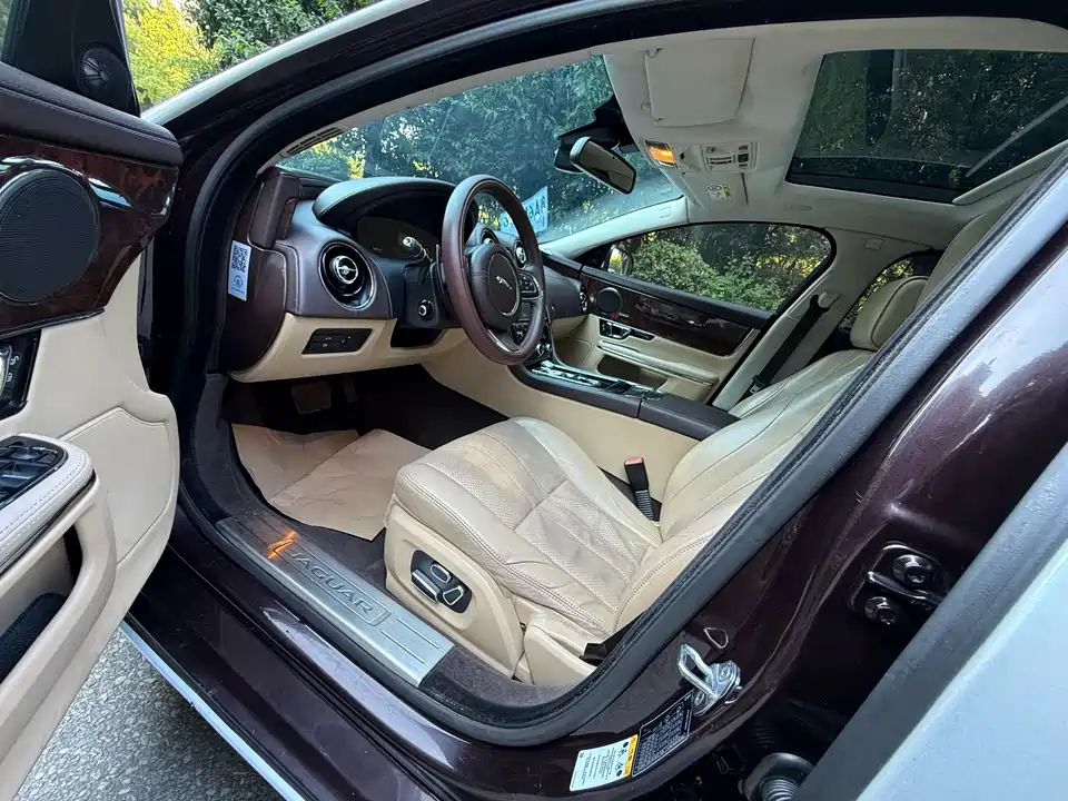 Jaguar XJ Jaguar XJ