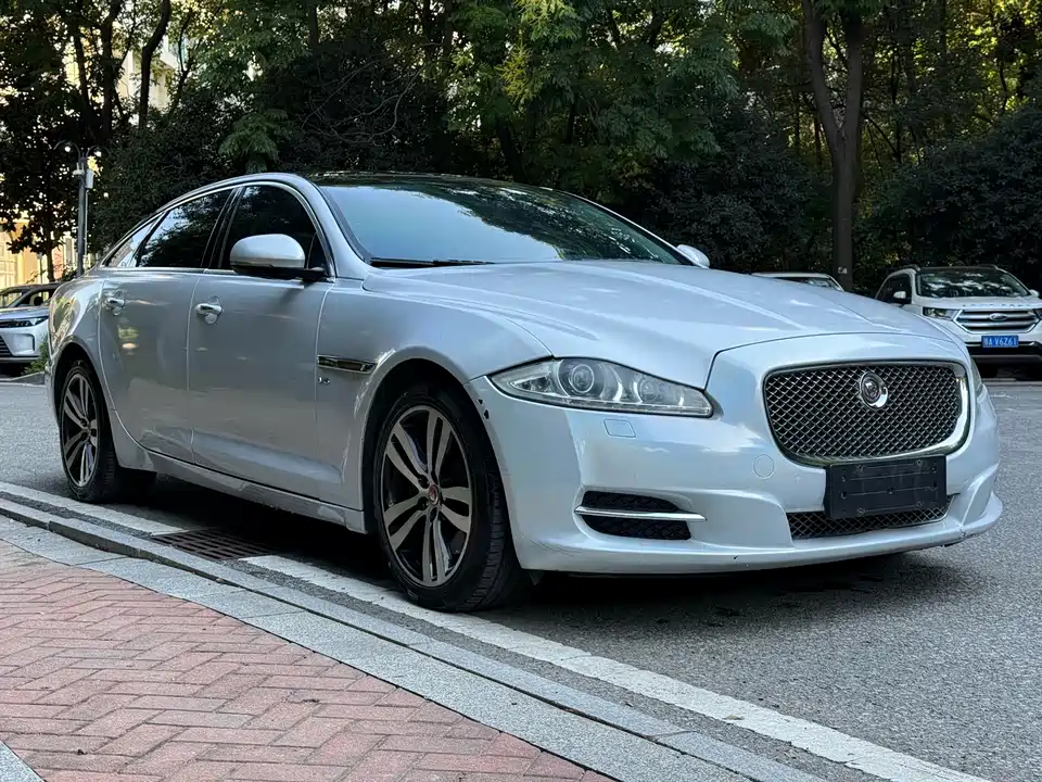 Jaguar XJ Jaguar XJ
