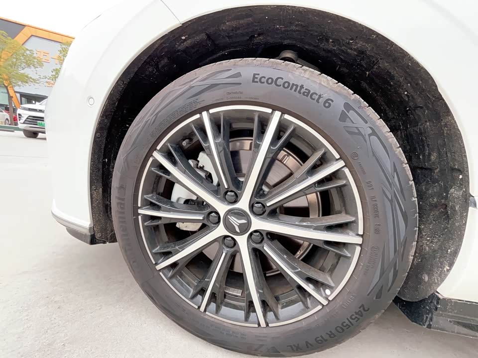 VOYAH Lantu chasing light