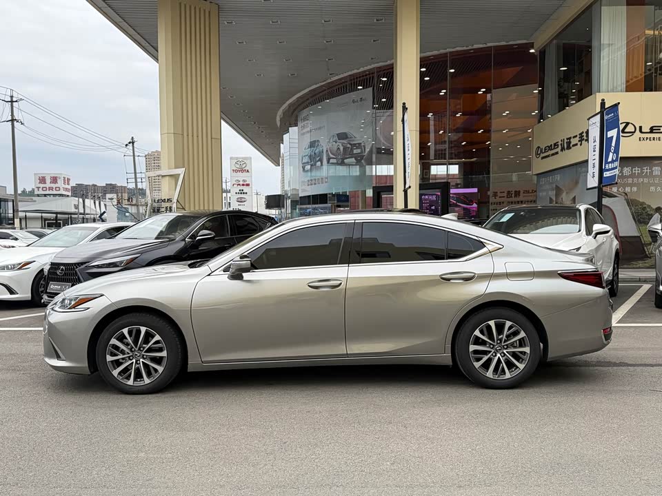 Lexus ES