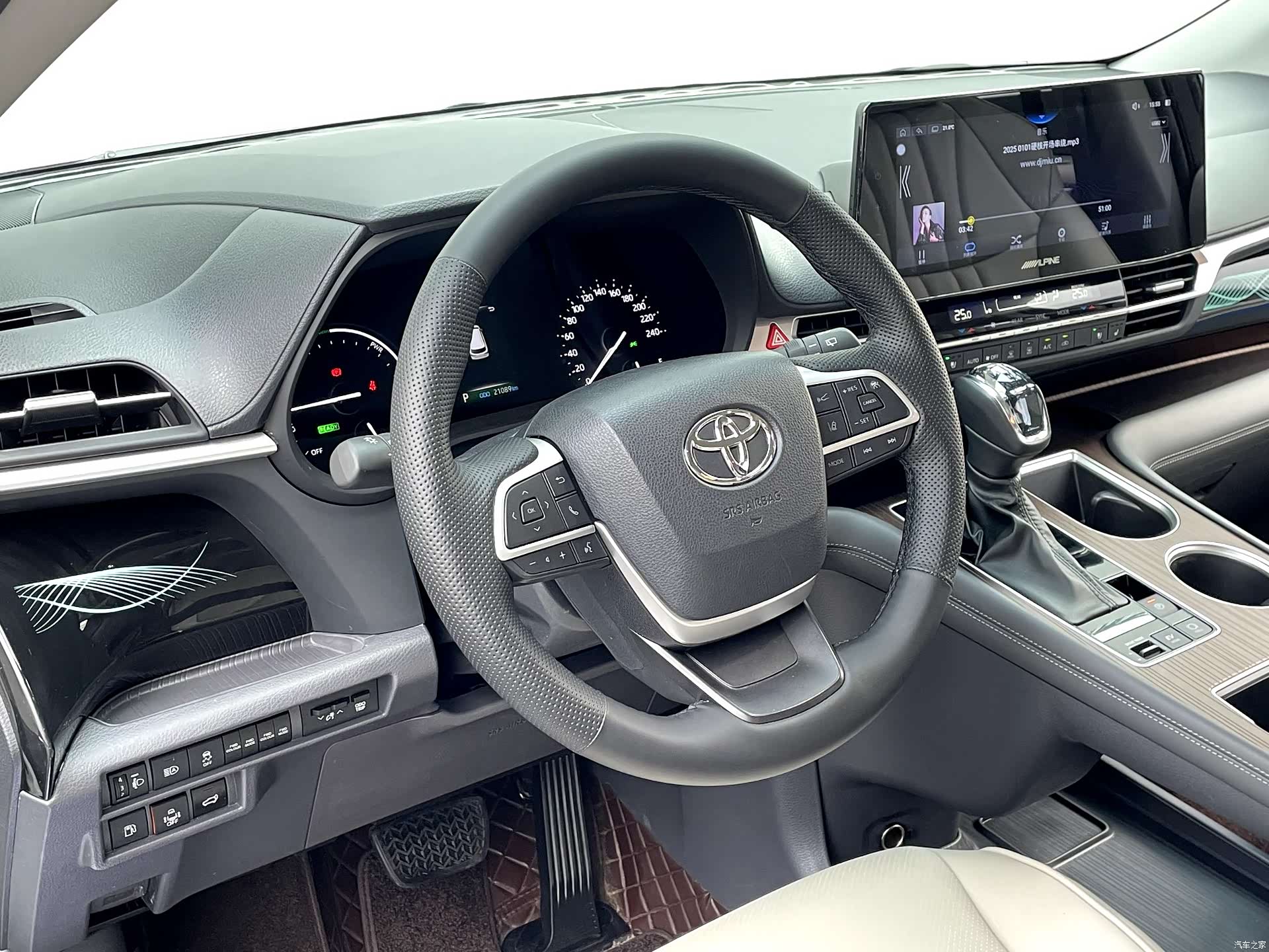 Toyota Granvia, 2025 13