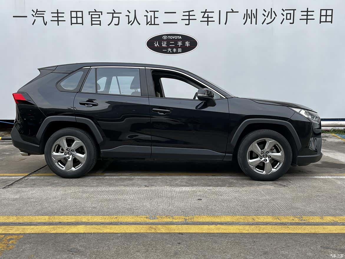 Toyota RAV4, 2022 все фото