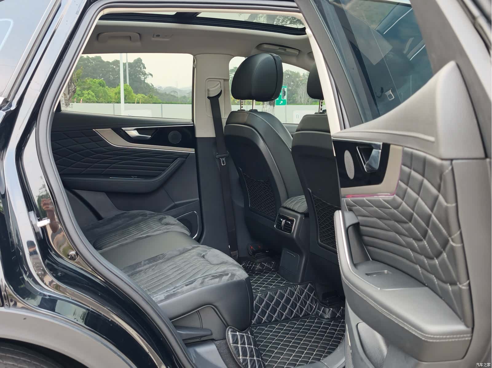 Hongqi HS5, 2023 12