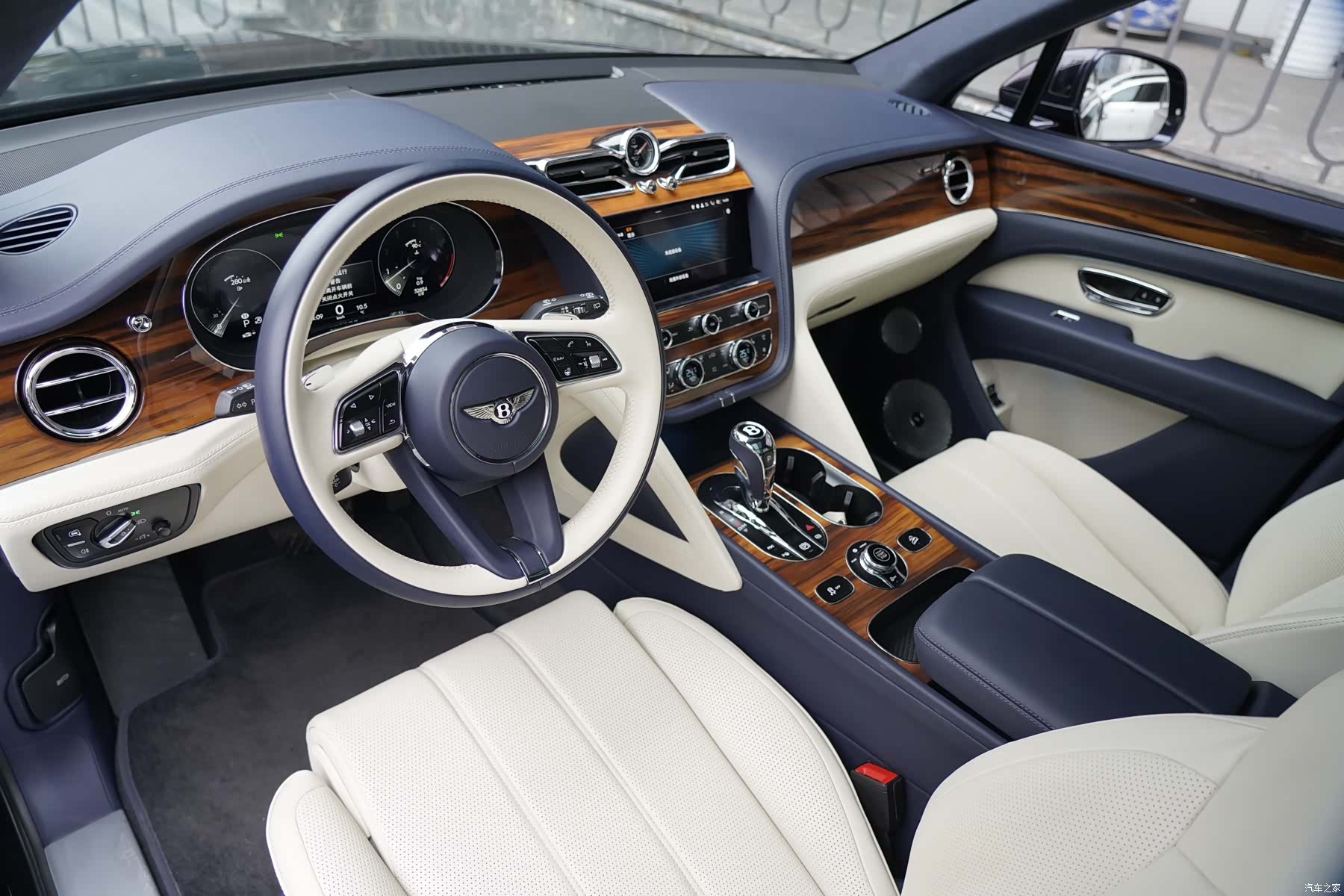 Bentley Bentayga, 2024 7