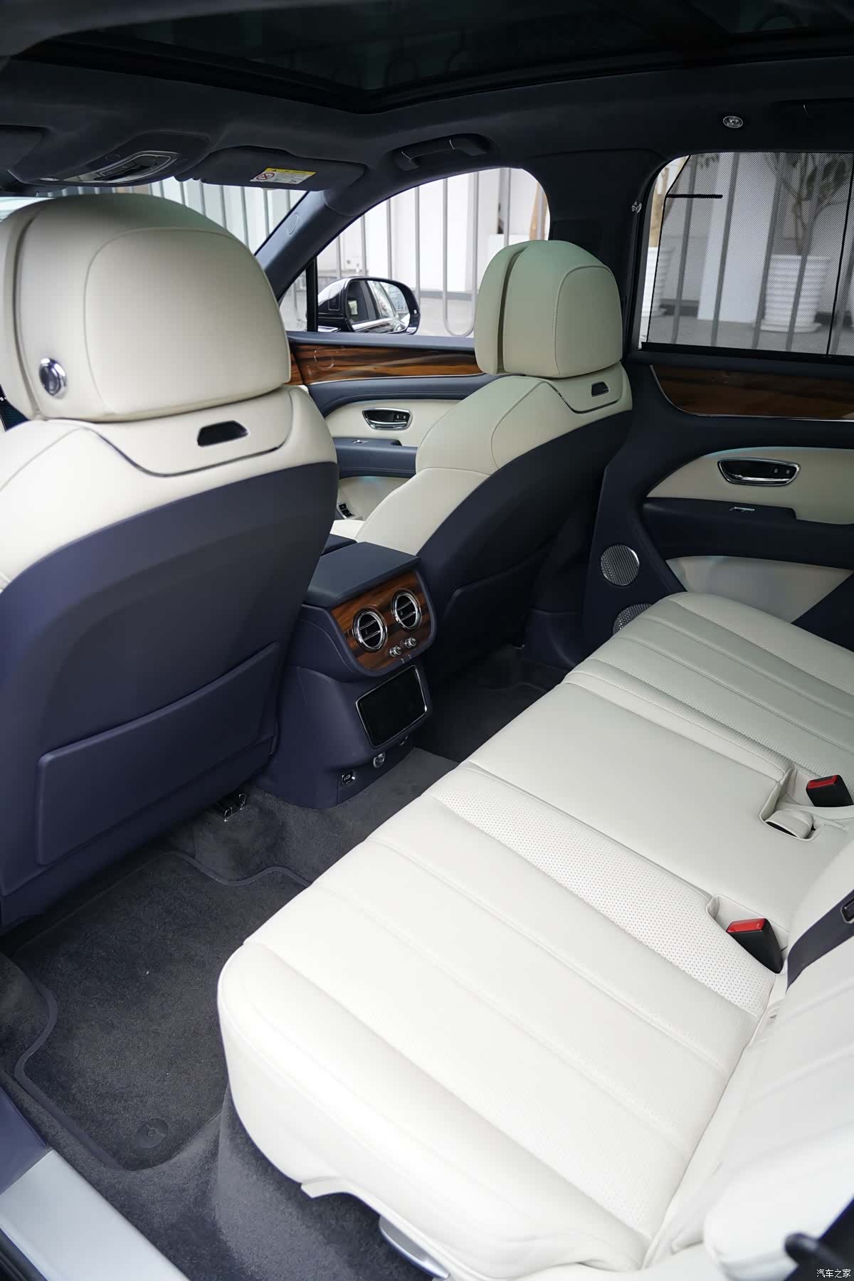Bentley Bentayga, 2024 16