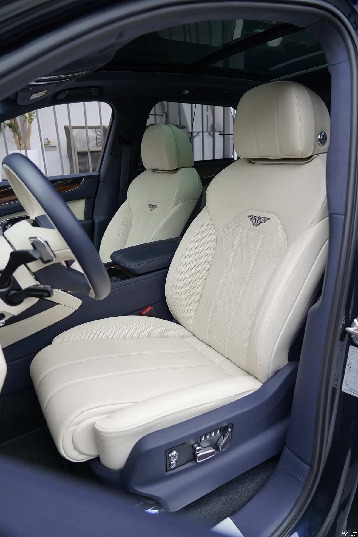 Bentley Bentayga, 2024 14
