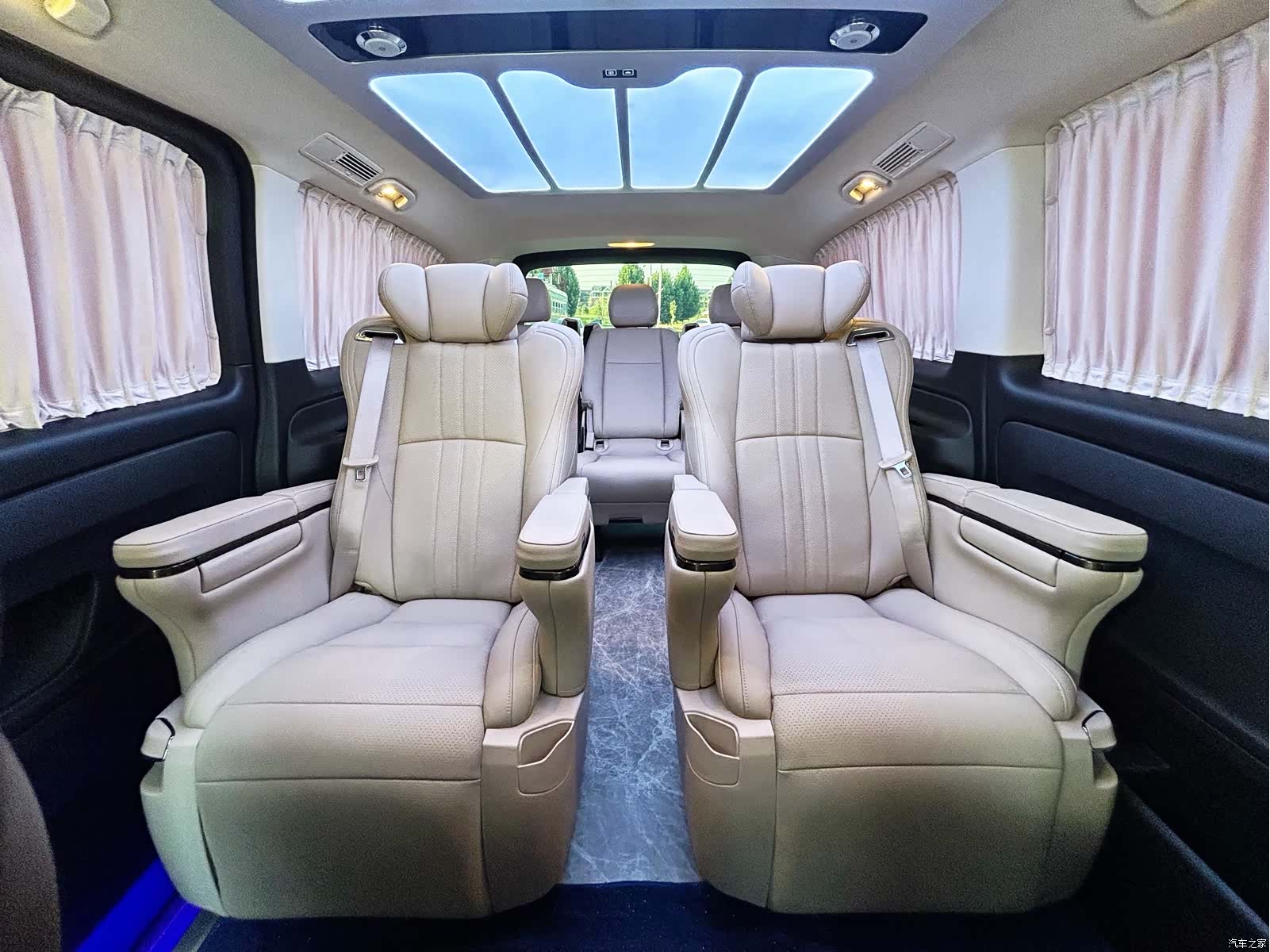 Mercedes-Benz 7, 2025 11